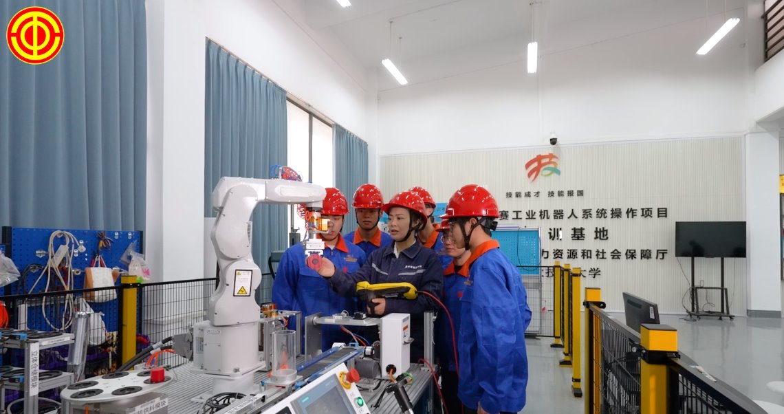 祝贺!我校教师黄宇婧获评2024年“南宁工匠”